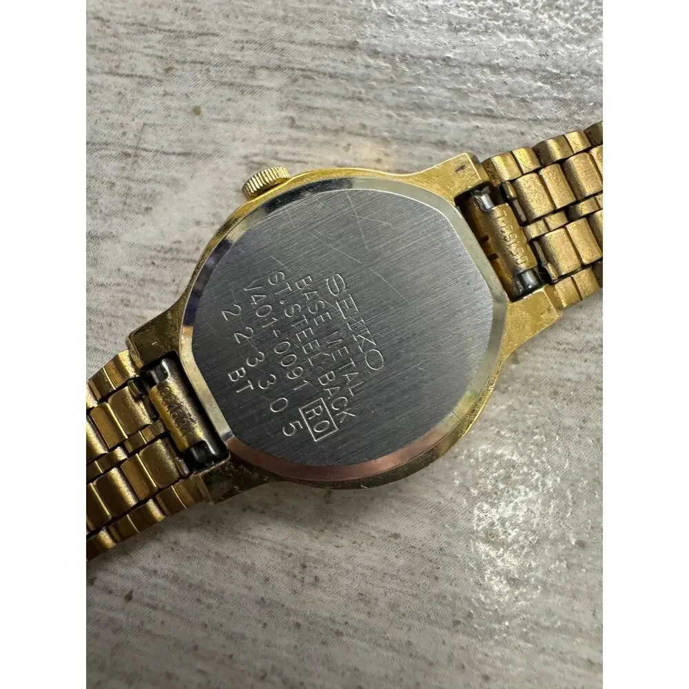 Seiko SX V401-0091 Womens Quartz Wristwatch Gold Tone Black Dial Vintage